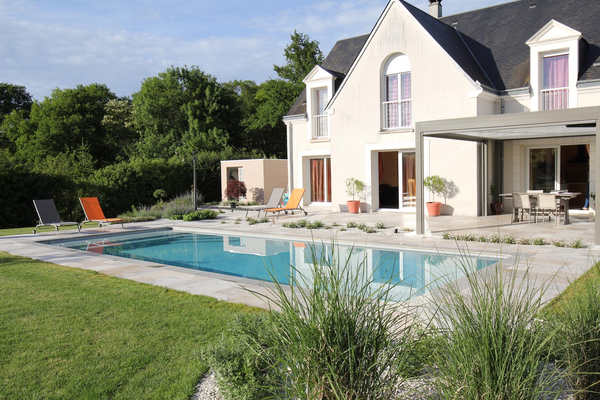 piscine et pelouse