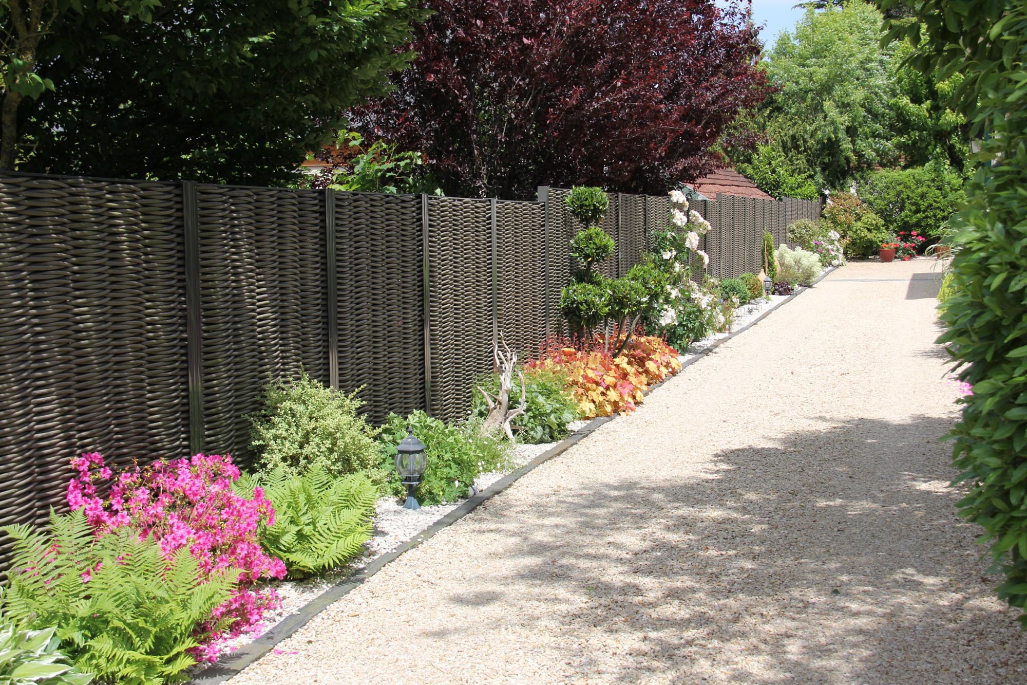 Allée avec bordure aménagée