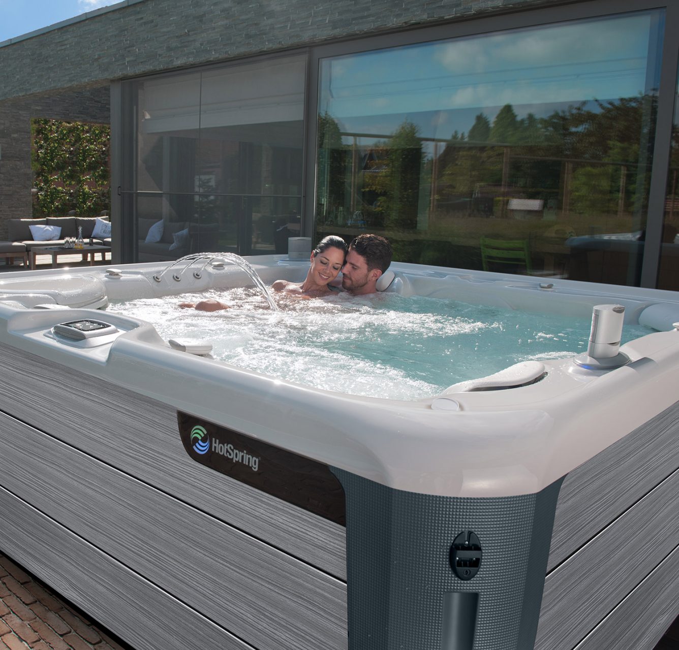 Piscines & Spas by ADH - Construction et rénovation de piscine, vente de spas, saunas et hammams sur Amboise, Tours et en Indre-et-Loire.