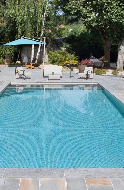 Piscine avec plage en pierres naturelles