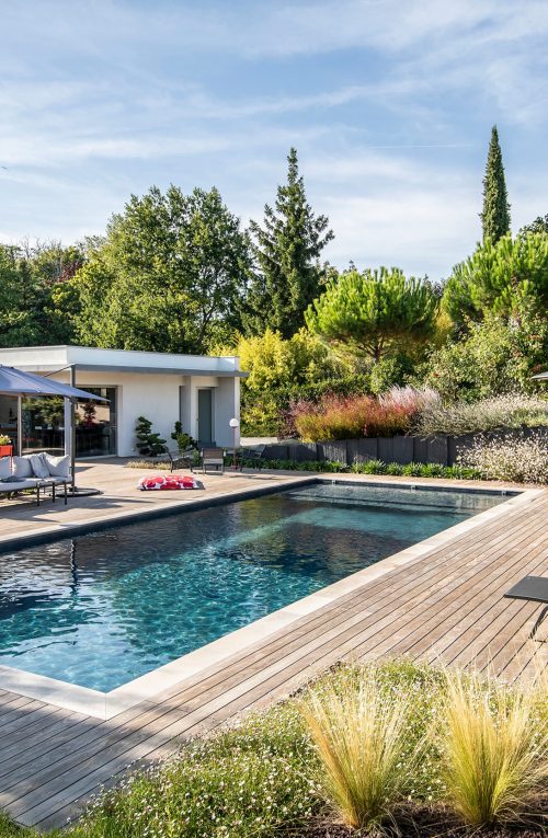 Piscine 12 x 5 m avec plage de piscine en bois