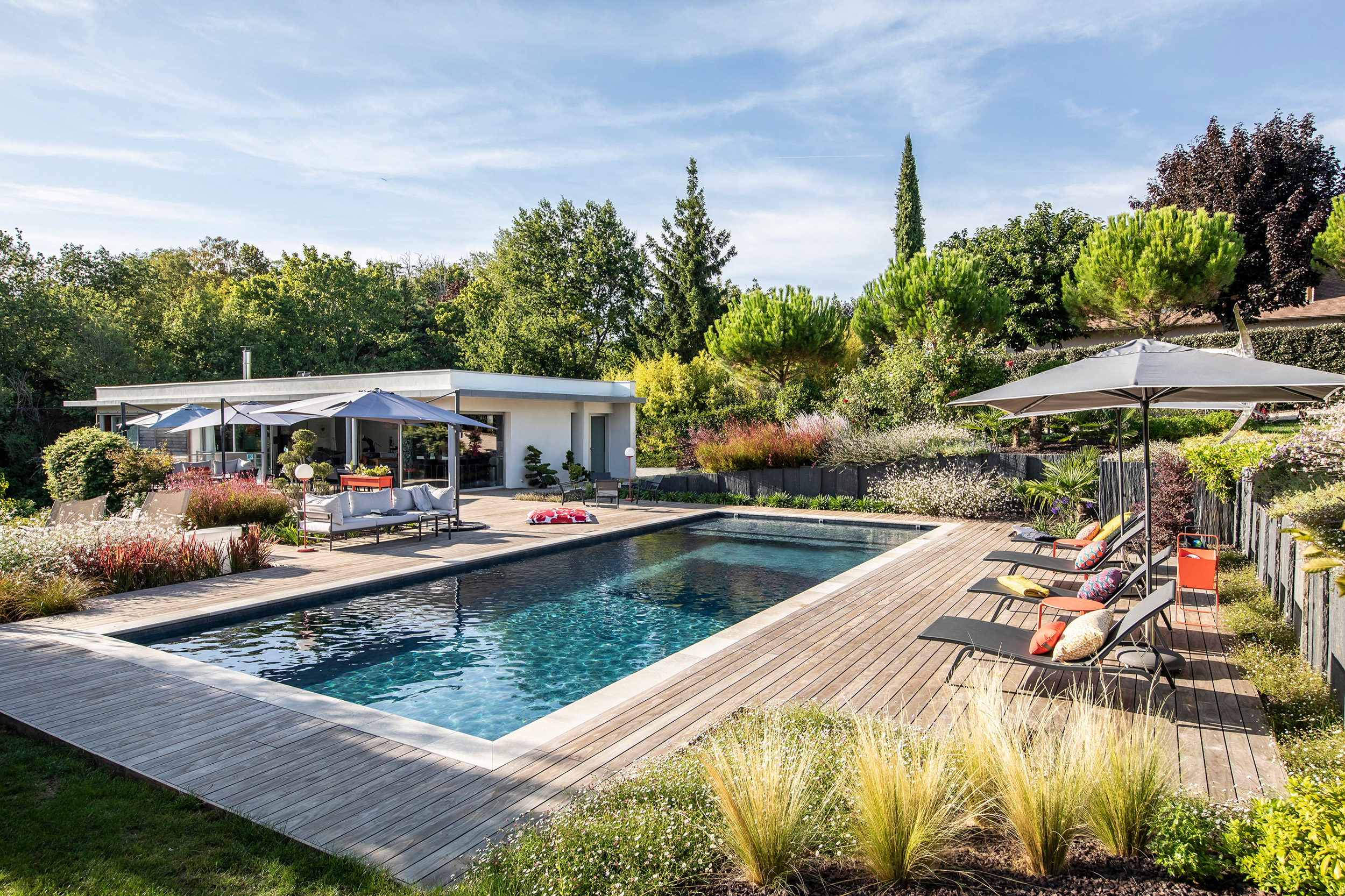 Piscine 12 x 5 m avec plage de piscine en bois