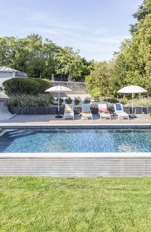 Piscine 10 x 4,5 m. avec plage de piscine en bois