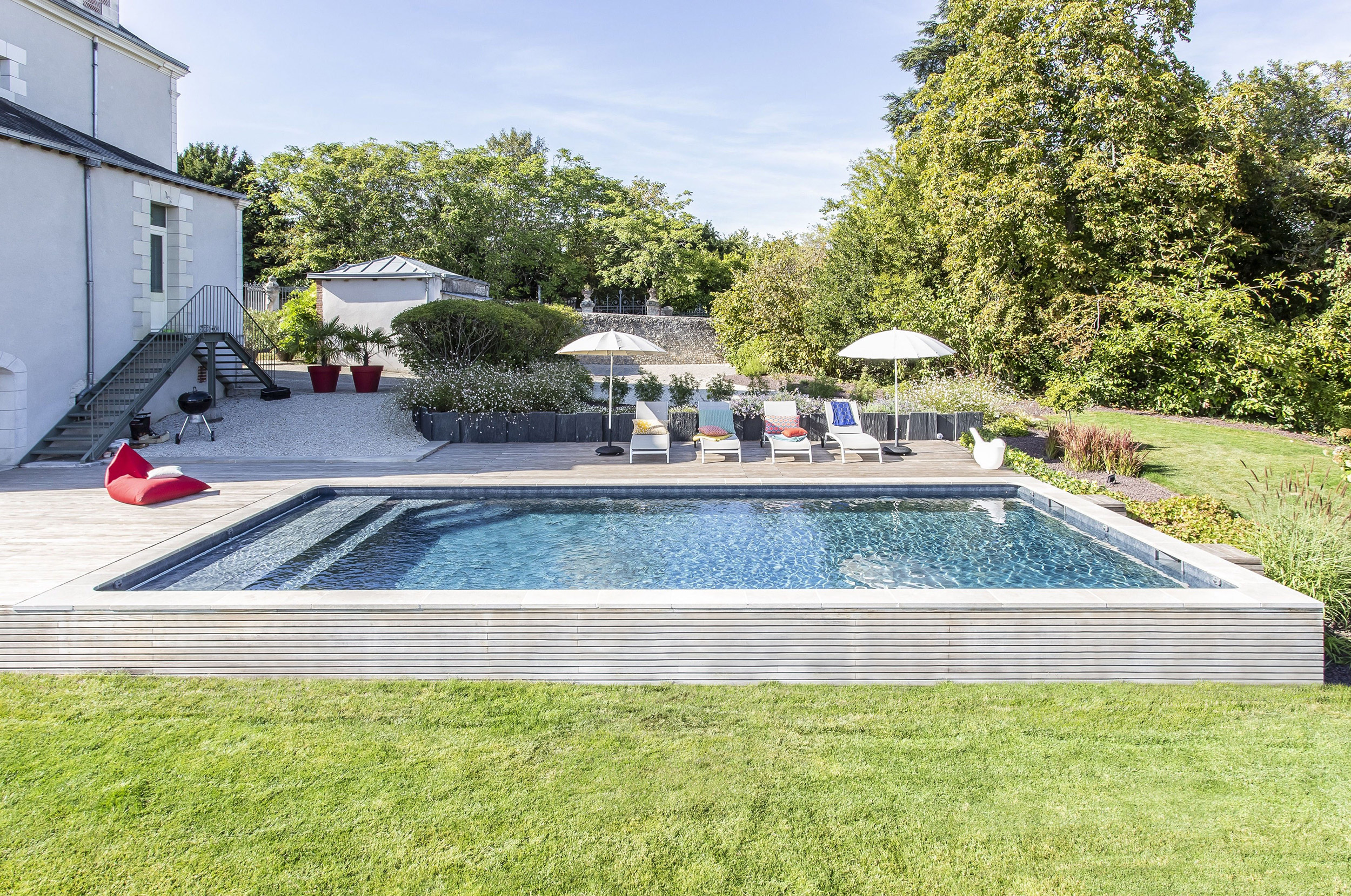 Piscine 10 x 4,5 m. avec plage de piscine en bois