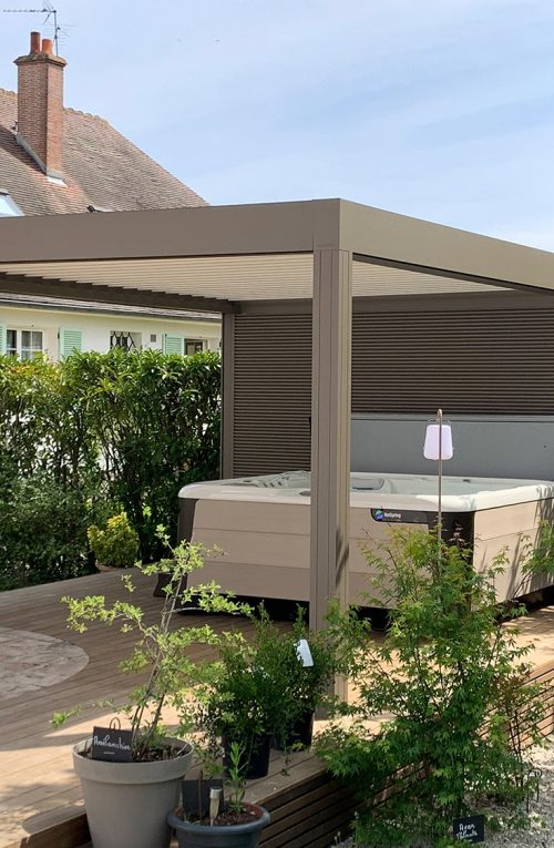 Pergola bioclimatique Renson avec Spa Hotspring