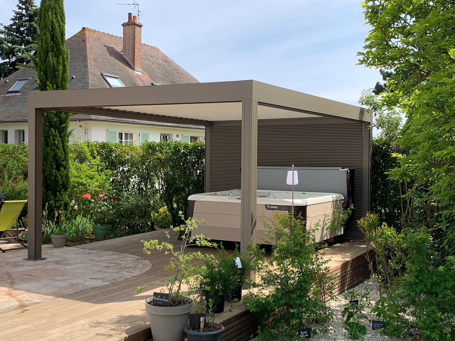 Pergola bioclimatique Renson avec Spa Hotspring